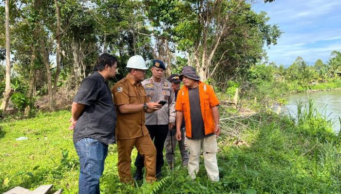 Wujudkan Pengabdian Kepada Masyarakat, Personel Batalyon D Pelopor Lanjutkan Perbaikan Jembatan Gantung di Desa Laba, Luwu Utara