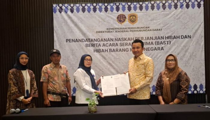 Perjuangkan Peningkatan Akses Pelajar, Bupati Luwu Utara Berhasil Menerima Bantuan Hibah Bus Sekolah