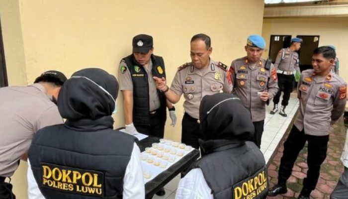 Pastikan Personel Bersih dari Narkoba, Polres Luwu Lakukan Tes Urine