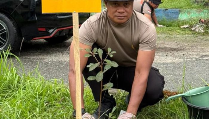 Batalyon D Pelopor Bersama Masyarakat Gelar Bakti Sosial dan Penanaman Pohon di Pasar Sentral Masamba