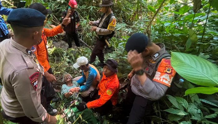 Tim SAR Batalyon D Pelopor Berhasil Menemukan Lansia setelah Tiga Hari Menghilang