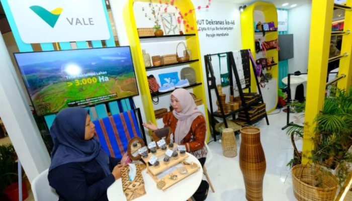 Lestarikan Tradisi dan Budaya, PT Vale Promosikan Anyaman Teduhu dan Sampa Konao dari Luwu Timur
