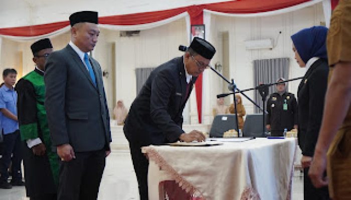 Wali Kota Palopo Lantik Pj Sekda dan Direktur PERUMDA Tirta Mangkaluku, Sinyalkan Mutasi Besar September