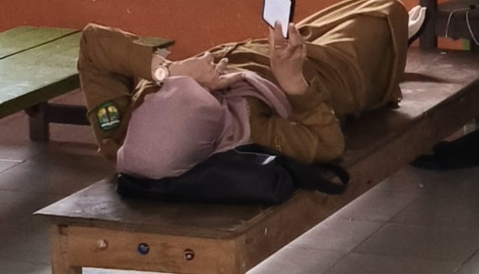 Oknum Guru SD di Kabupaten Luwu Kedapatan Asyik Rebahan di Atas Meja Belajar Siswa Sembil Main Hp