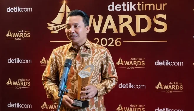 Bupati Lutra Sabet Penghargaan Detiktimur Awards 2026 e1786340785474