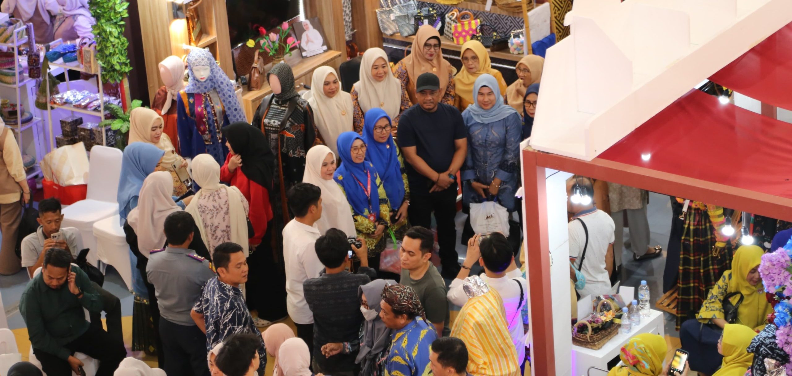 Kunjungi Stand Dekranasda Kabupaten Luwu pada HUT ke 46 Dekranas scaled e1786256749753