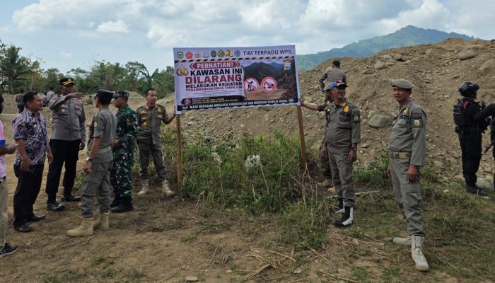 Berantas PETI Bajo Barat, Polres Luwu Pasang 10 Papan Himbauan di 3 Desa