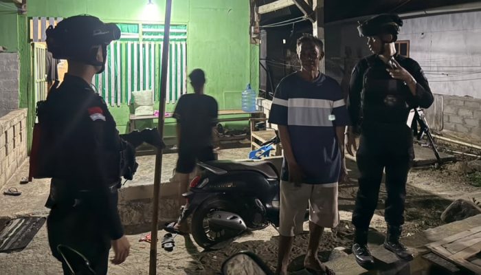 Patroli Malam, Batalyon D Pelopo Pastikan Masyarakat Beraktivitas dengan Aman dan Nyaman