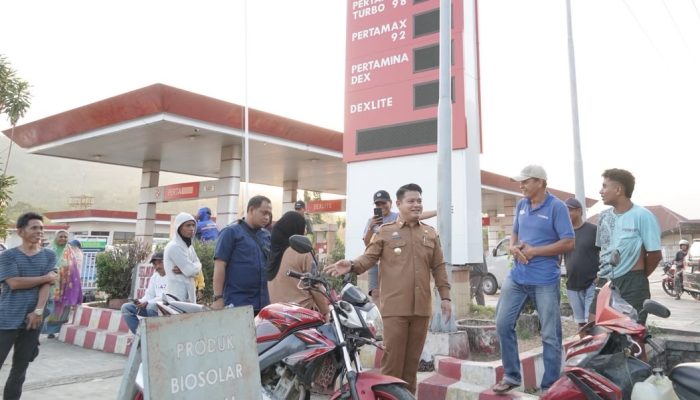 Pastikan Tidak Ada Antrean Panjang, Wakil Bupati Luwu Tinjau Penyaluran BBM Bersubsidi di SPBU Walenrang