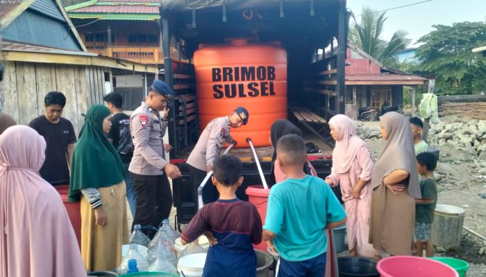 Warga Sampaikan Apresiasi dan Terima Kasih Atas Bantuan Air Bersih dari Brimob Batalyon D Pelopor