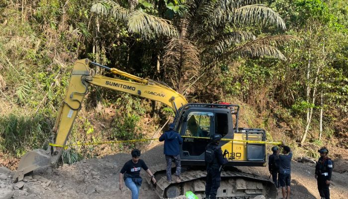 Ditreskrimsus Polda Sulsel Amankan Lima Alat Berat dan Dua Orang Diduga Terlibat dalam Aktivitas PETI di Bua, Luwu