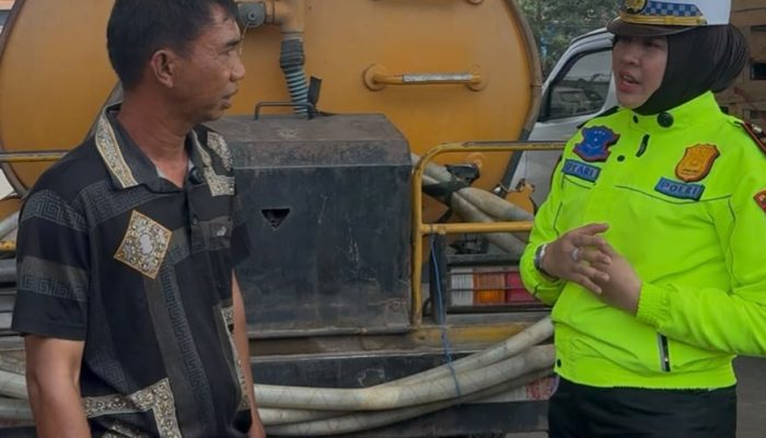 Kedepankan Humanis, Kanit Turjawali Satlantas Polres Luwu Hadir di Tengah Antrean Kendaraan Warga