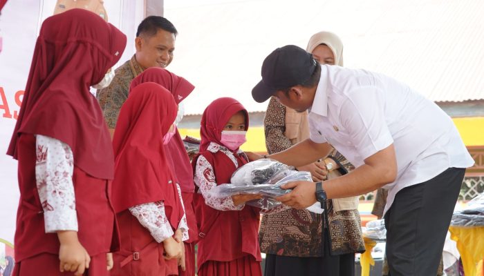Pemkab Luwu Salurkan Seragam Sekolah Gratis Plus, Peluncuran Hari Literasi, dan Pencanagan Sekolah Sehat di SDN 59 Noling